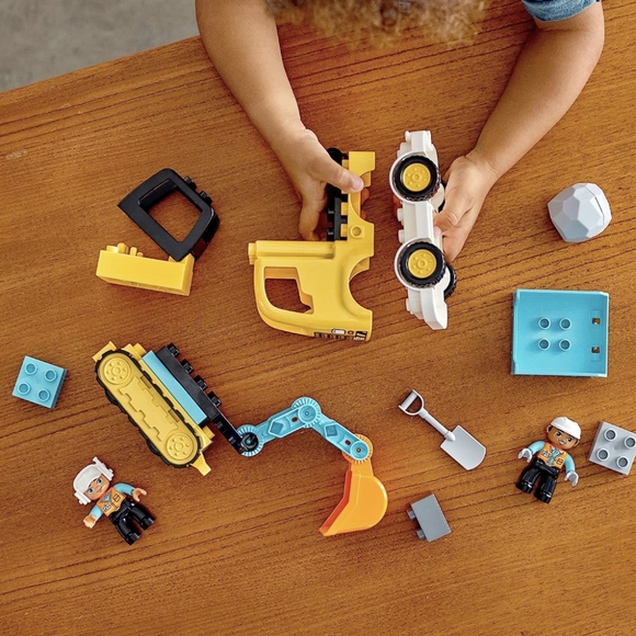 LEGO DUPLO Town Truck & Tracked Excavator Construction Vehicle 10931 Toy - Picture 3 of 9